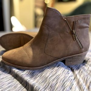 Low heel brown zip up boots